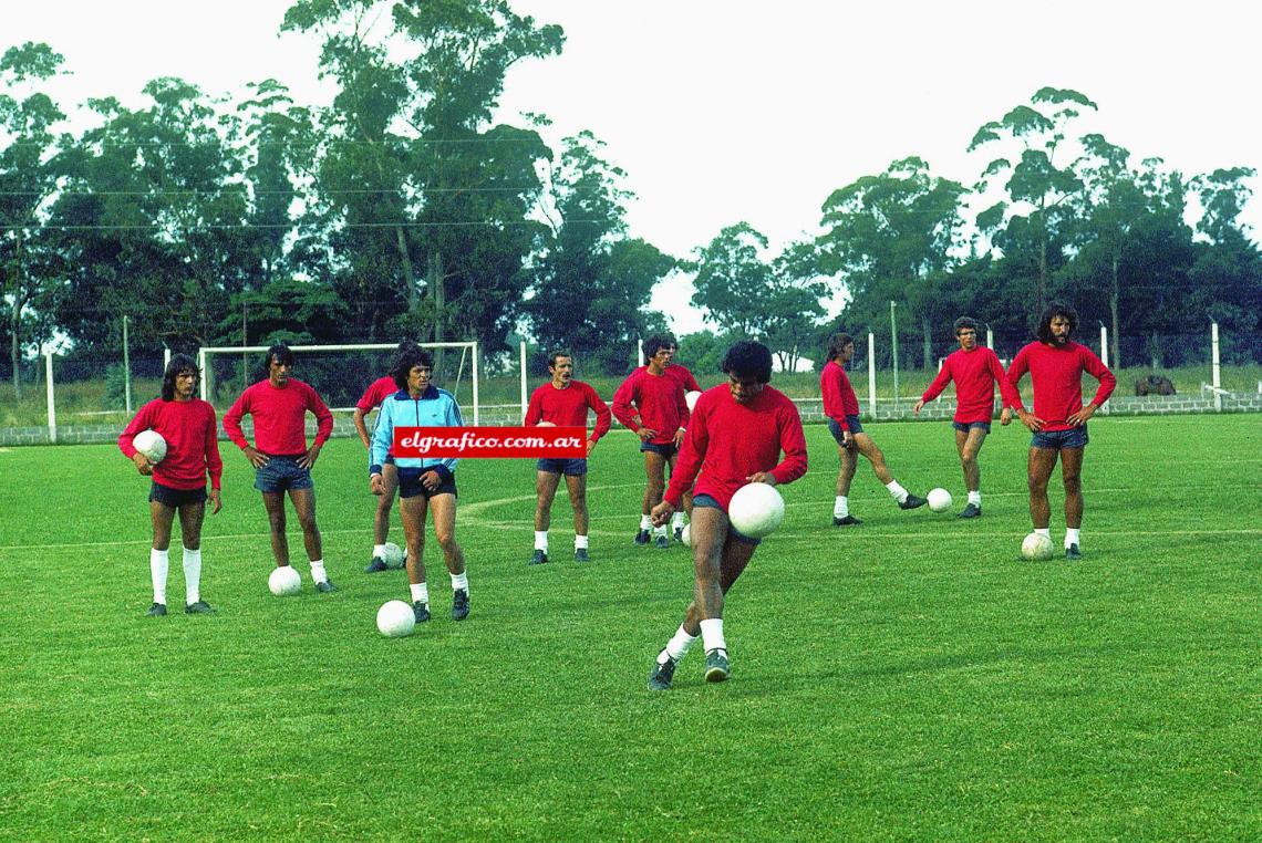 Imagen El plantel que se consagró en la Argentina. El cariño de la gente fue fundamental en la conquista. Varios de los campeones tuvieron que convencer a Menotti de su valor.