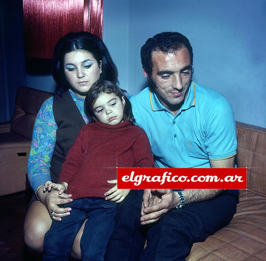Imagen Los Pavoni. Ricardo Elbio junto a su esposa y su hija.