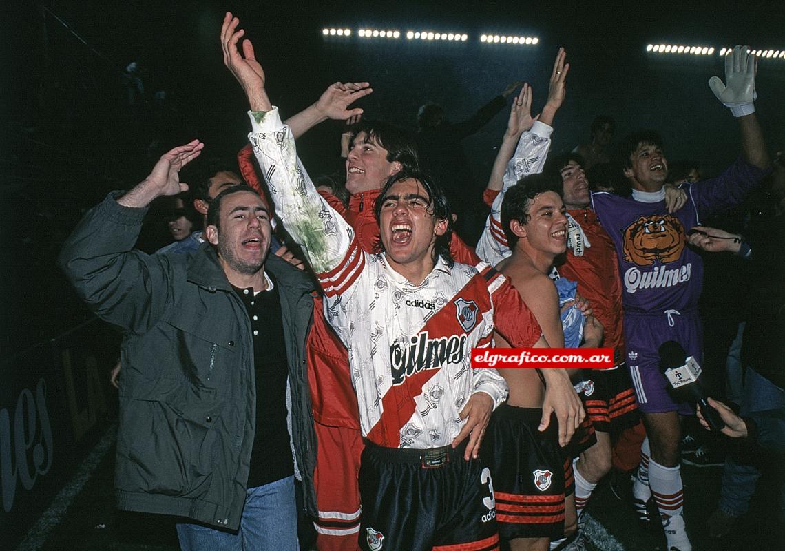 Imagen Festeja el Apertura 1997 junto a Burgos, Berizzo, Gallardo y Solari.