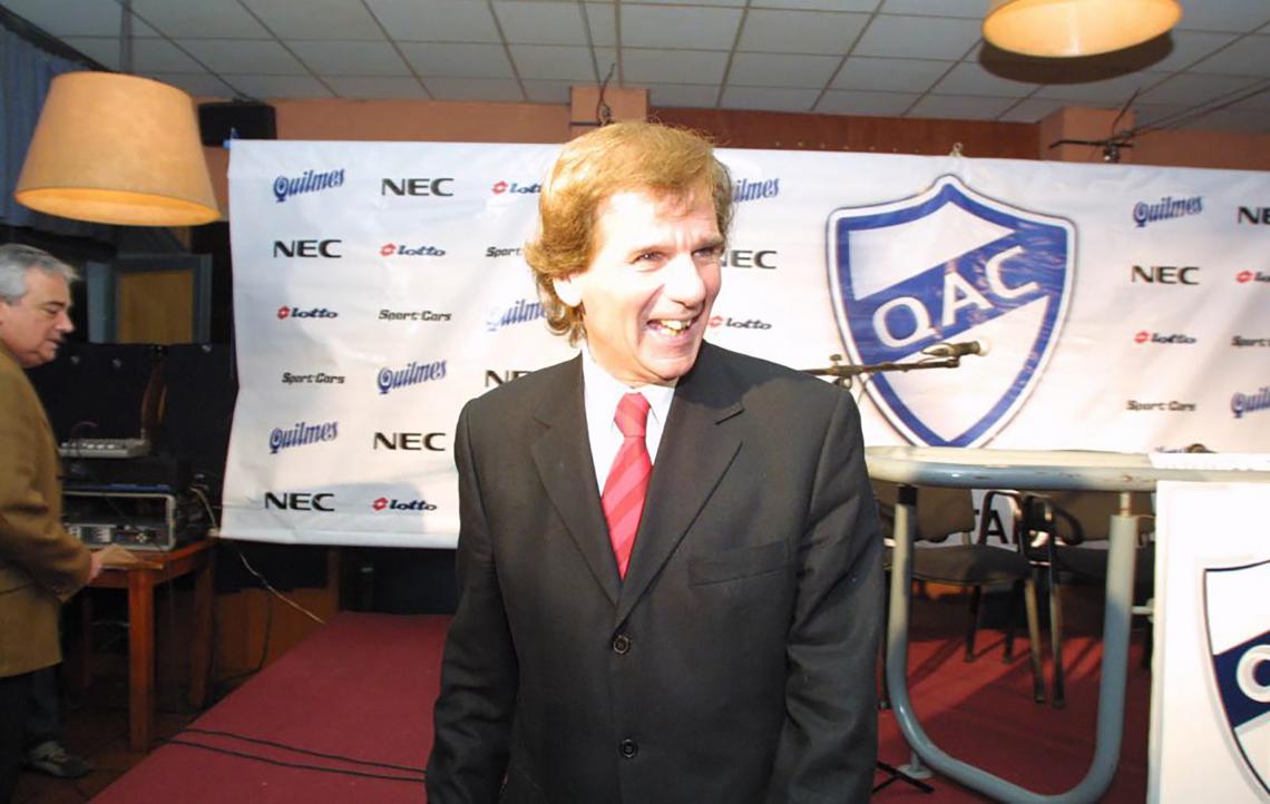 Imagen Héctor Veira, asumió en Quilmes, renunció en Alemania. Nunca dirigió una práctica..
