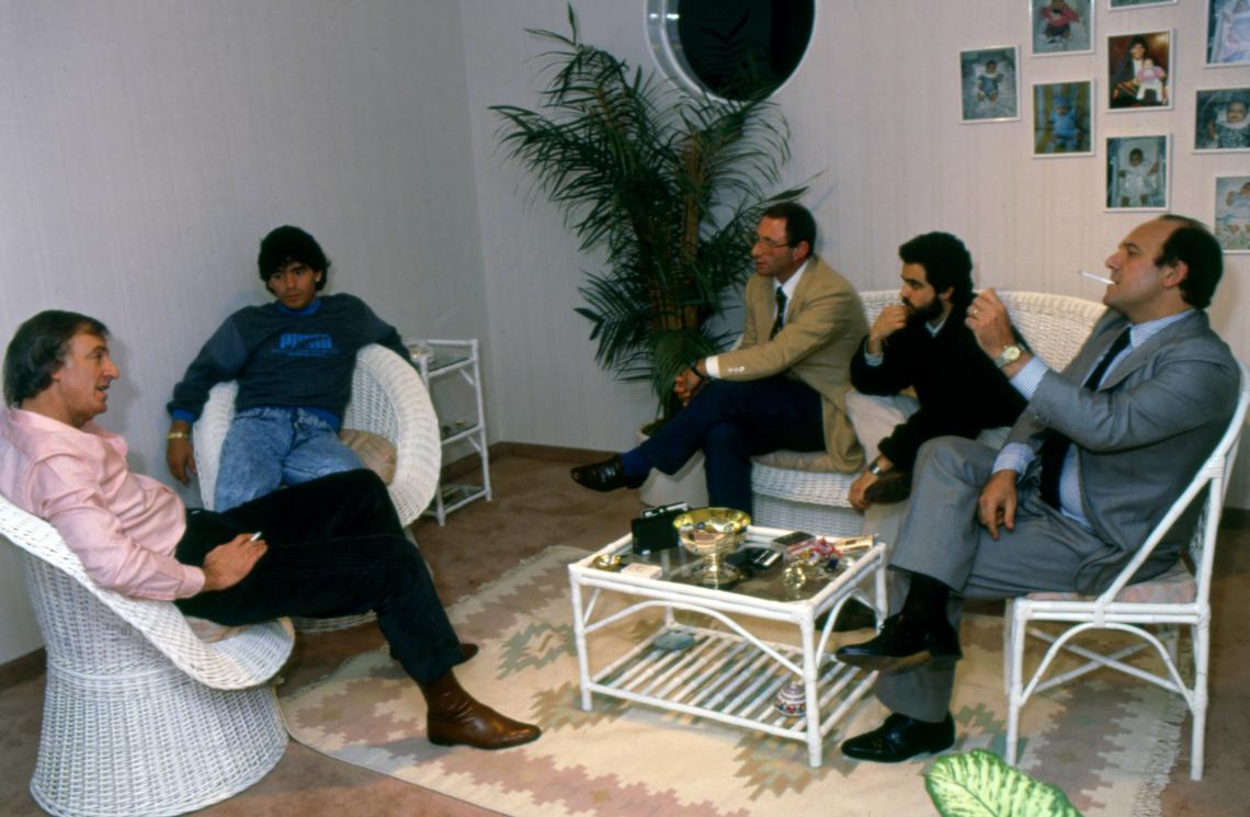 Imagen Los periodistas de EL GRÁFICO Ernesto Cherquis Bialo, Aldo Proieto y Daniel Arcucci en plena nota con Menotti y Maradona.