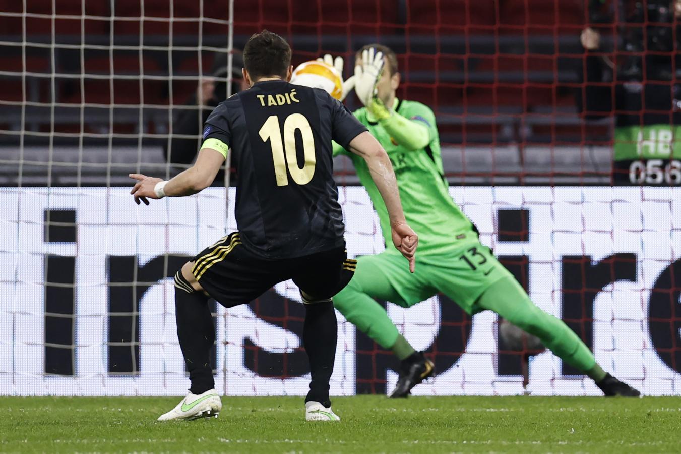 Imagen Tadic dispara el penal y Pau López lo contiene. Momento clave del partido para ambos equipos.