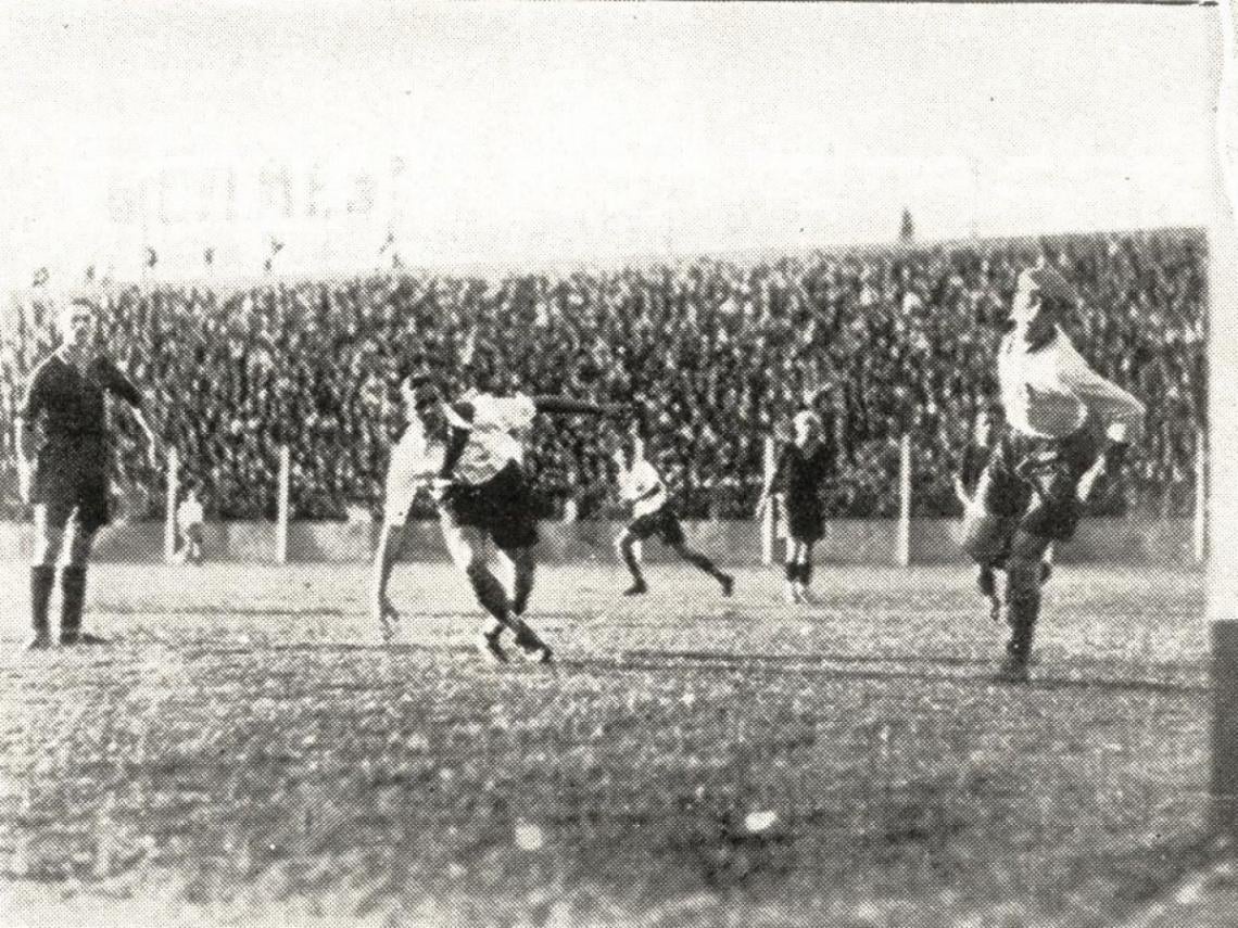 Imagen UN shot, enviado desde larga distancia por Bernabé, tranquiliza a Bello y detiene a Lamas, que corría para completar la jugada del centre-forward. La victoria de los rojos por 2 a 0 es inobjetable.