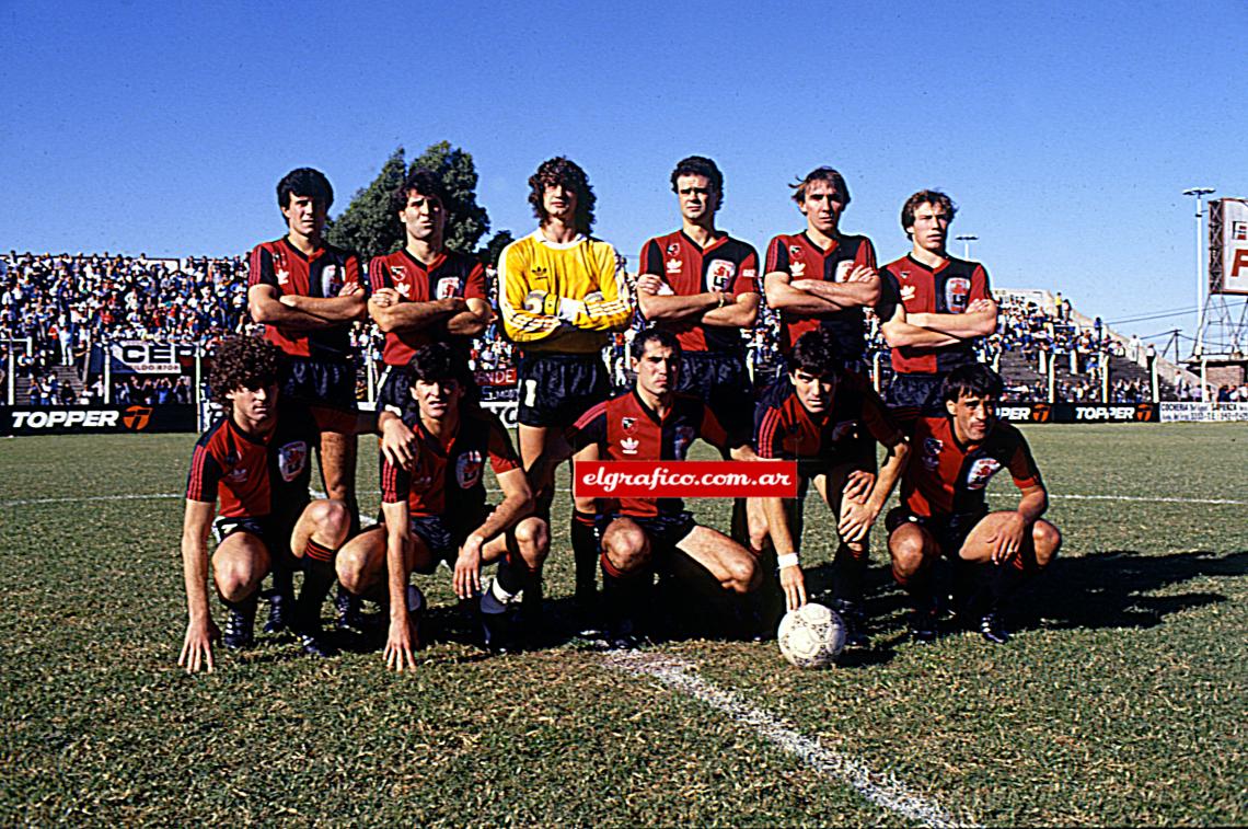 Campeón 1988/89. Arriba, desde la izquierda: Basualdo, Martino, Scoponi. Theiler, Pautasso, Sensini. Abajo: Balbo, Rossi, Llop, Alfaro, Almirón. El técnico era José Yudica, de la casa, para seguir con el hábito religioso de Newell's.