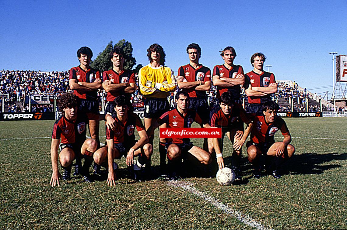 Imagen Campeón 1988/89. Arriba, desde la izquierda: Basualdo, Martino, Scoponi. Theiler, Pautasso, Sensini. Abajo: Balbo, Rossi, Llop, Alfaro, Almirón. El técnico era José Yudica, de la casa, para seguir con el hábito religioso de Newell's.