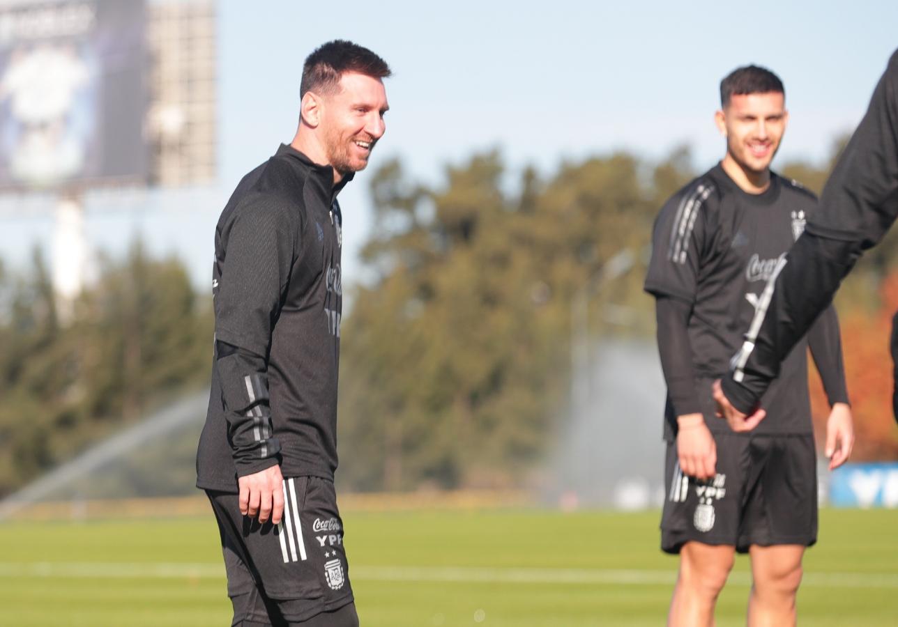 CON MESSI A LA CABEZA LA SELECCI N TUVO SU PRIMER ENTRENAMIENTO