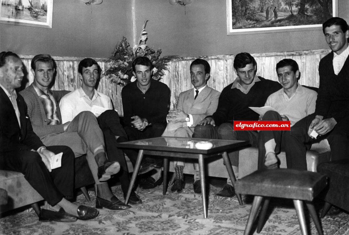 Imagen Los jugadores argentinos en Cochabamba, una de las sedes del Sudamericano. entre otros se ve a César Luis Menotti, el DT Horacio Torres (con bigotito) y los jugadores de Independiente Bernao y Ferreiro.