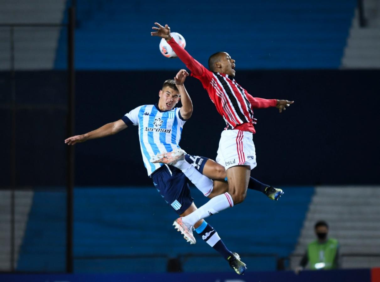 Imagen Mucha pierna y poco fútbol en Avellaneda (Staff images /CONMEBOL)