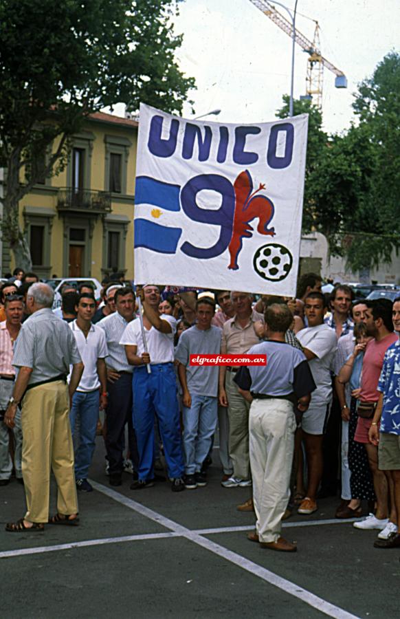 Imagen La pasión que despierta entre los "tifosi". Así se preparan los hinchas. ¡Hasta le levantaron un monumento en la cancha! 