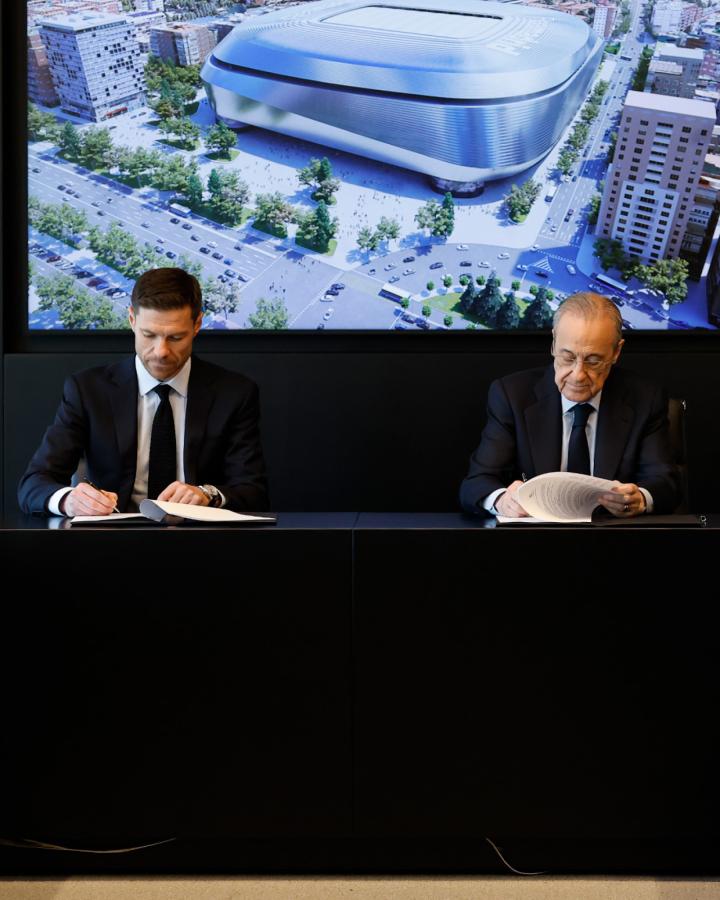 Imagen Xabi Alonso firmó por tres temporadas, hasta junio de 2028.