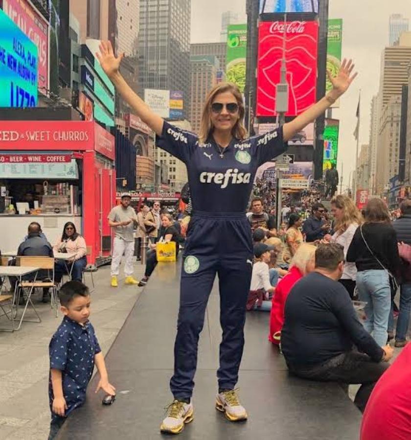 Imagen Leila Pereira en pleno Nueva York, disfrutando de sus vacaciones. Mientras tanto, los hinchas del Verdão trabajaban en silencio la ingeniosa protesta.