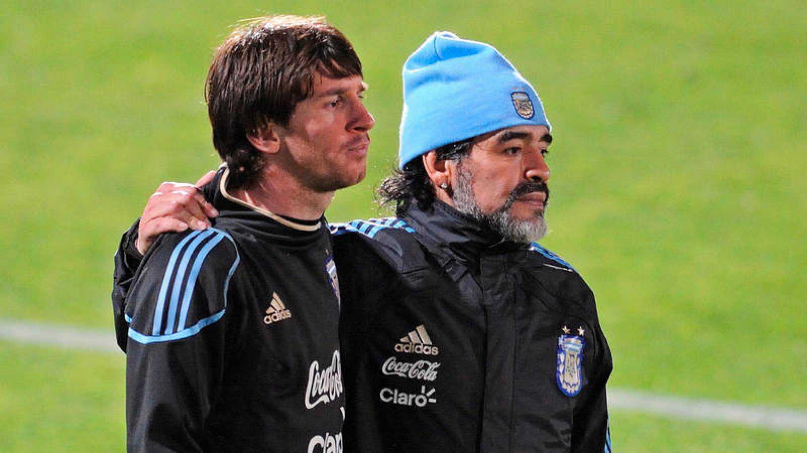 Imagen Messi y Maradona en un entrenamiento del mundial 2010.