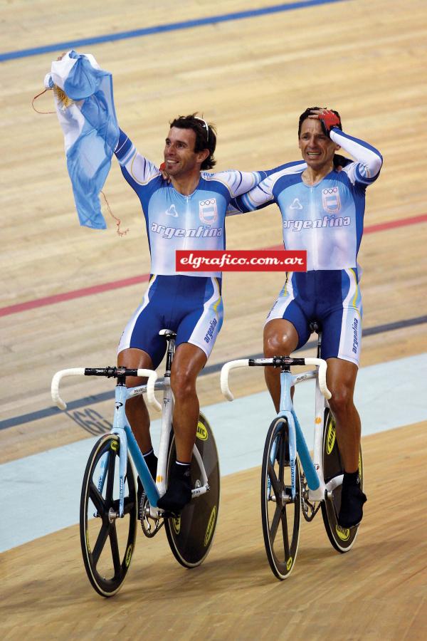 Rie Walter Pérez y llora Juan Curuchet en la vuelta más olímpica que nunca. Brillaron en Pekín para convertirse en héroes.