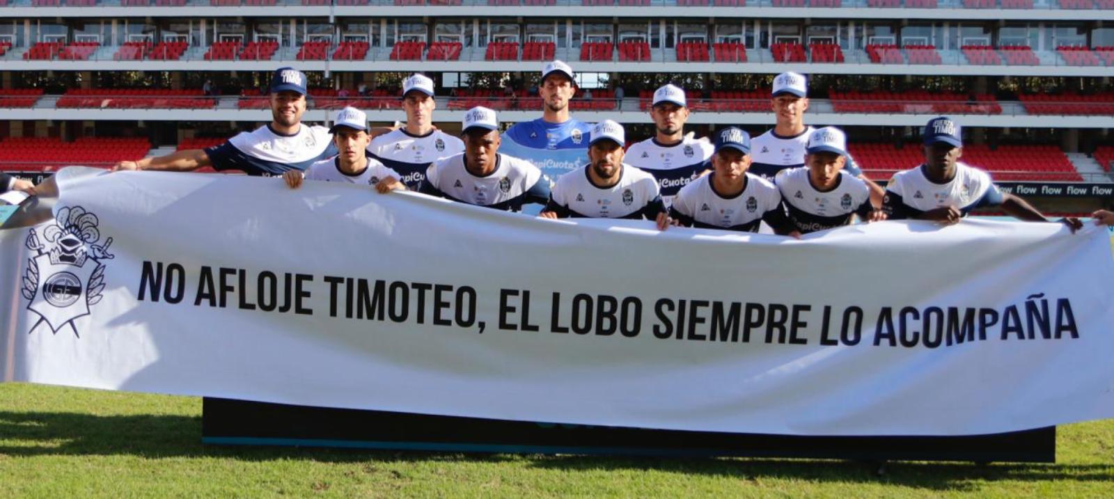 Imagen "No afloje Timoteo, el Lobo siempre lo acompaña", reza la bandera en apoyo a Griguol, que atraviesa un delicado estado de salud. Foto: @gimnasiaoficial
