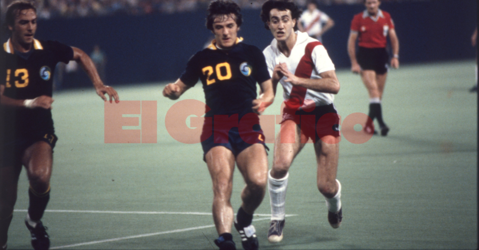 Imagen Imagen de River-Cosmos en 1980. Beto Alonso en esa ocasión jugó con zapatillas en lugar de botines