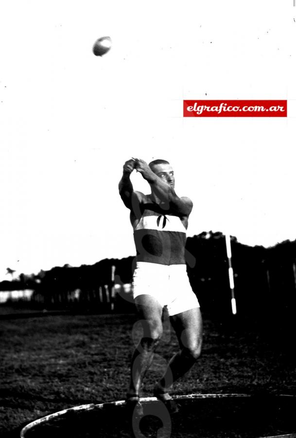Imagen Fue en el año 1933 cuando Federico Kleger estableció la marca de 53m.51 como record sudamericano en el lanzamiento del martillo. En ese entonces un record de esas proyecciones tenía sólido merecimiento mundial. 
