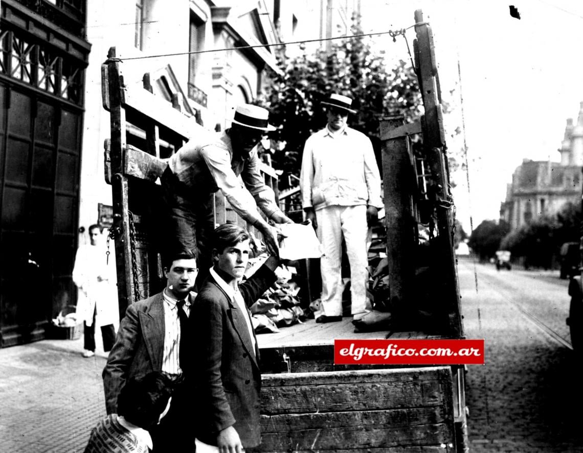 Imagen EL CAMIÓN que condujo la ropa, de los competidores y cuyo personal la iba entregando a los que abandonaban.