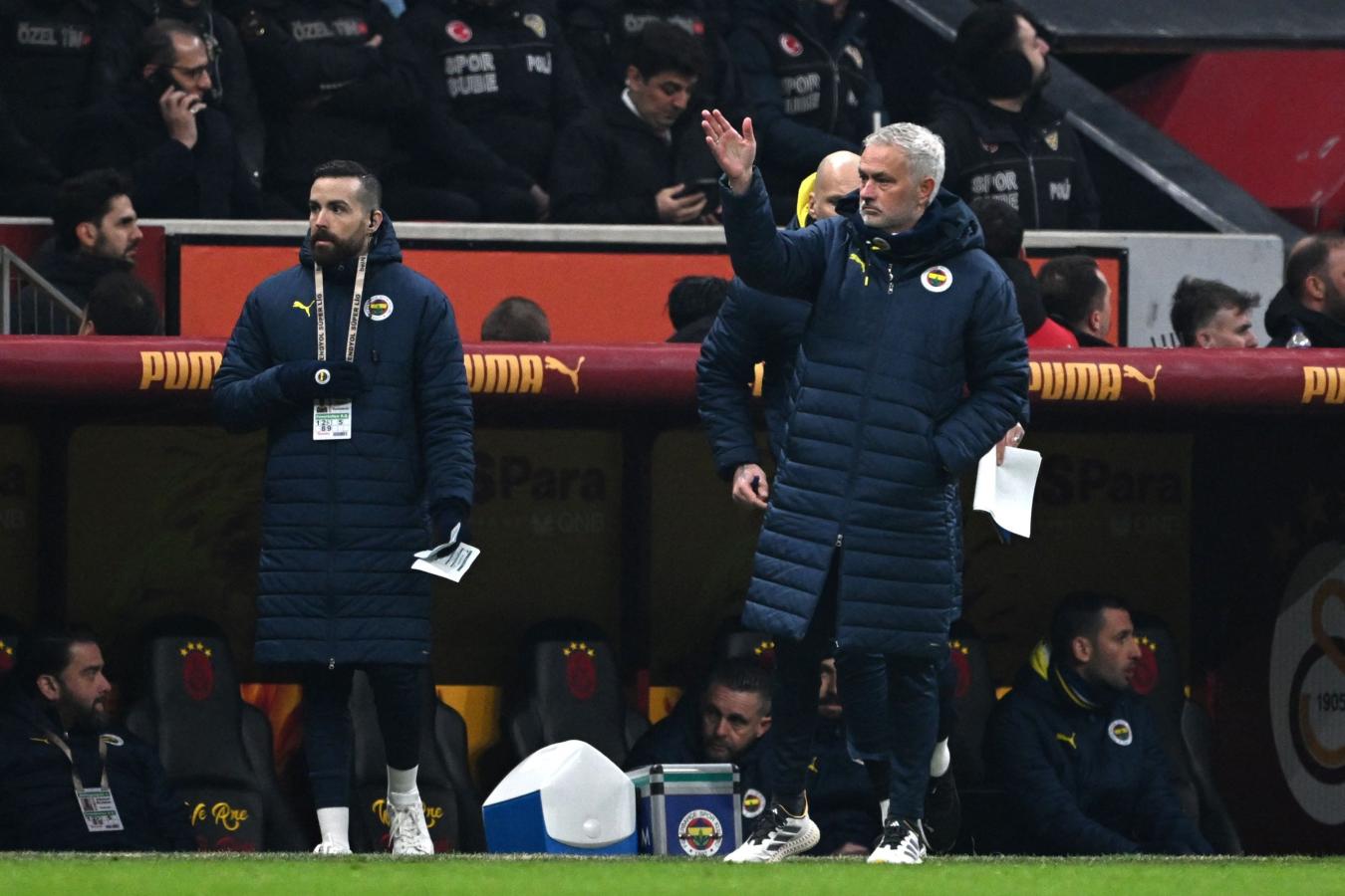 Imagen Mourinho vivió con mucha intensidad el clásico en camp ode Galatasaray.