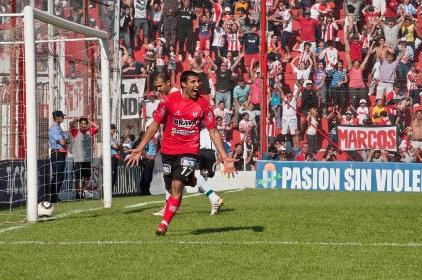 Imagen Wanchope gritando un gol con la camiseta de Instituto, club del cual es hincha.