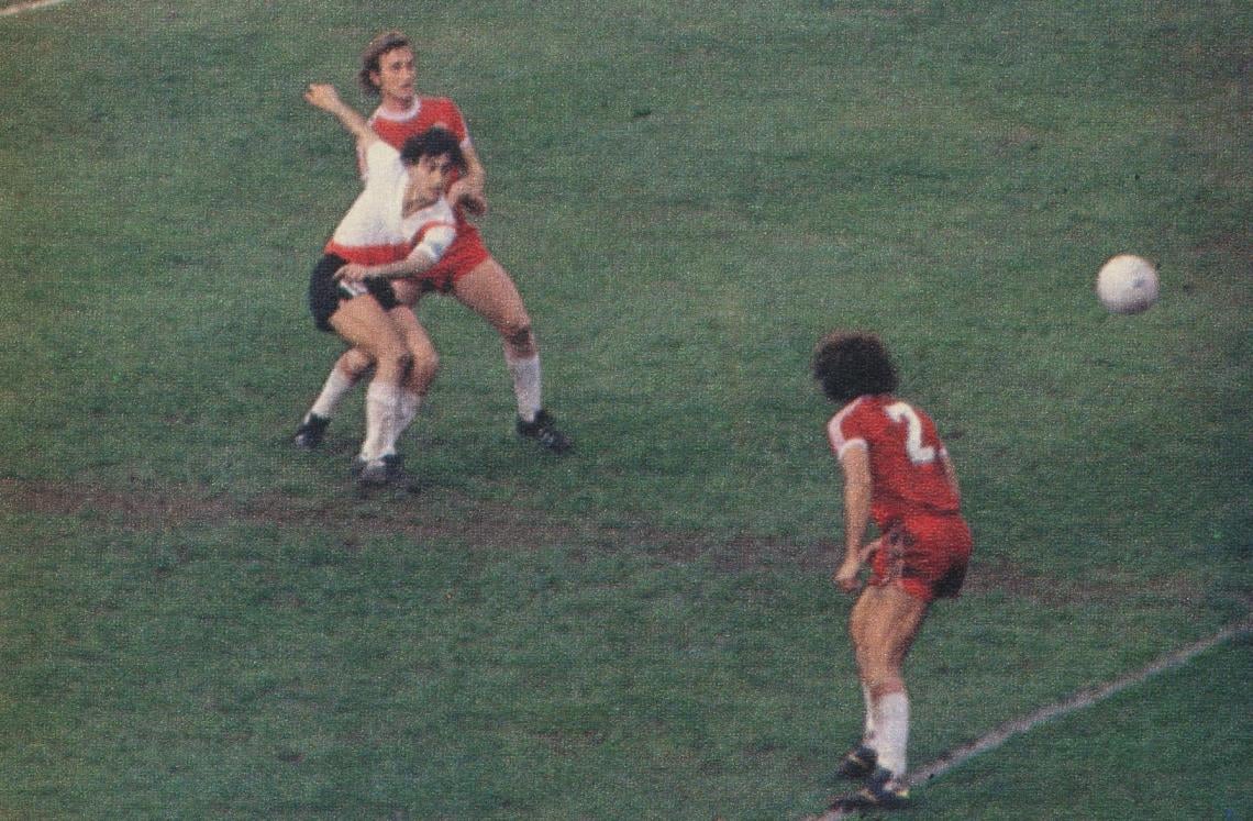 Minuto 17 del segundo tiempo. Tercer empate del partido. Alonso empalma con el empeine derecho un centro atrás de Pedro González y la mete en el ángulo superior izquierdo de Pogany.