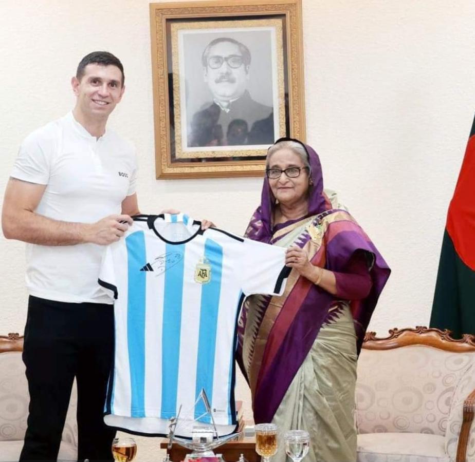 Imagen Dibu Martínez, con la primera ministra de Bangladesh.