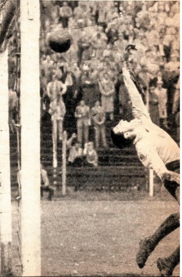 Tiro libre de Soria. Mano de Carrillo, travesaño, córner.