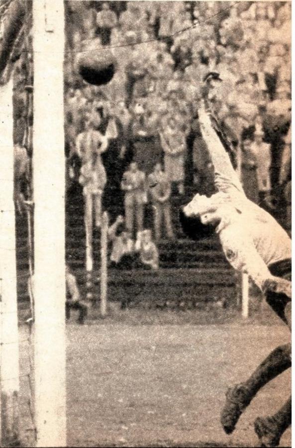 Imagen Tiro libre de Soria. Mano de Carrillo, travesaño, córner. 