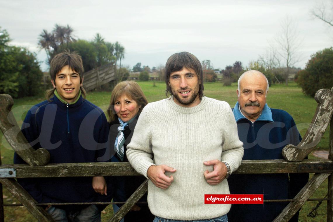 Imagen Los Pavone, unidos: Tomás, mamá Graciela, Pato y papá Beto. Sólo falta Gonzalo, que grita goles en el Extremadura, de España.