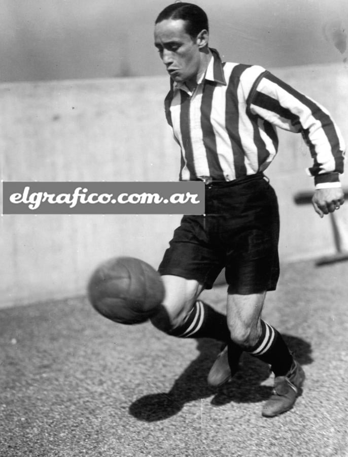 El "mocho" Viola, que también brilló en Boca, formó en la línea media con Uslenghi y Pérez Escala, que apoyaron al brillante quinteto estudiantil. El dentro era el que la llevaba hacia adelante entreverándose con sus propios forwards.