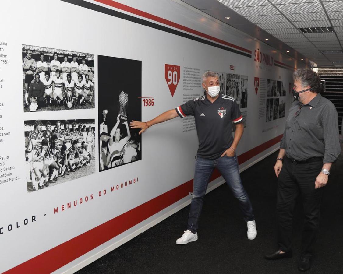 Imagen Crespo y el presidente de São Paulo, Julio Casares, haciendo una recorrida por la laureada historia del conjunto paulista.