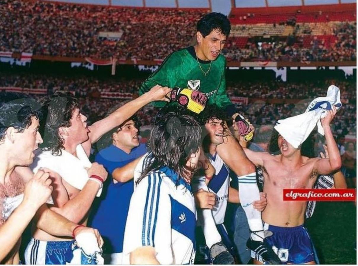 Imagen Fillol es llevado en andas en el último partido de su carrera: Fue figura en Vélez y le arruinó un título a River. Fue ovacionado por ambas hinchadas.