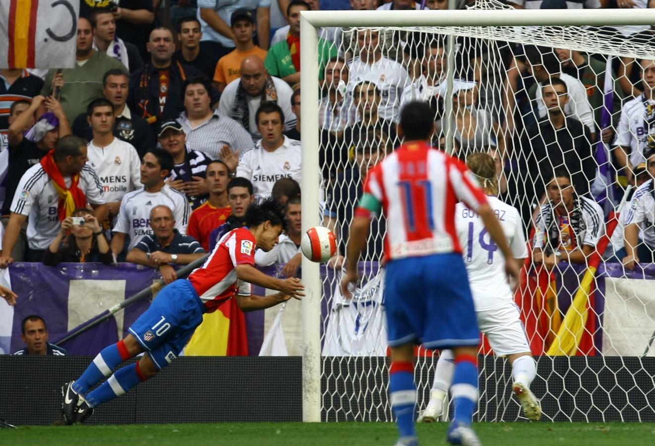 Imagen El gol del Kun Agüero a Real Madrid en 2007 (PHILIPPE DESMAZES / AFP)
