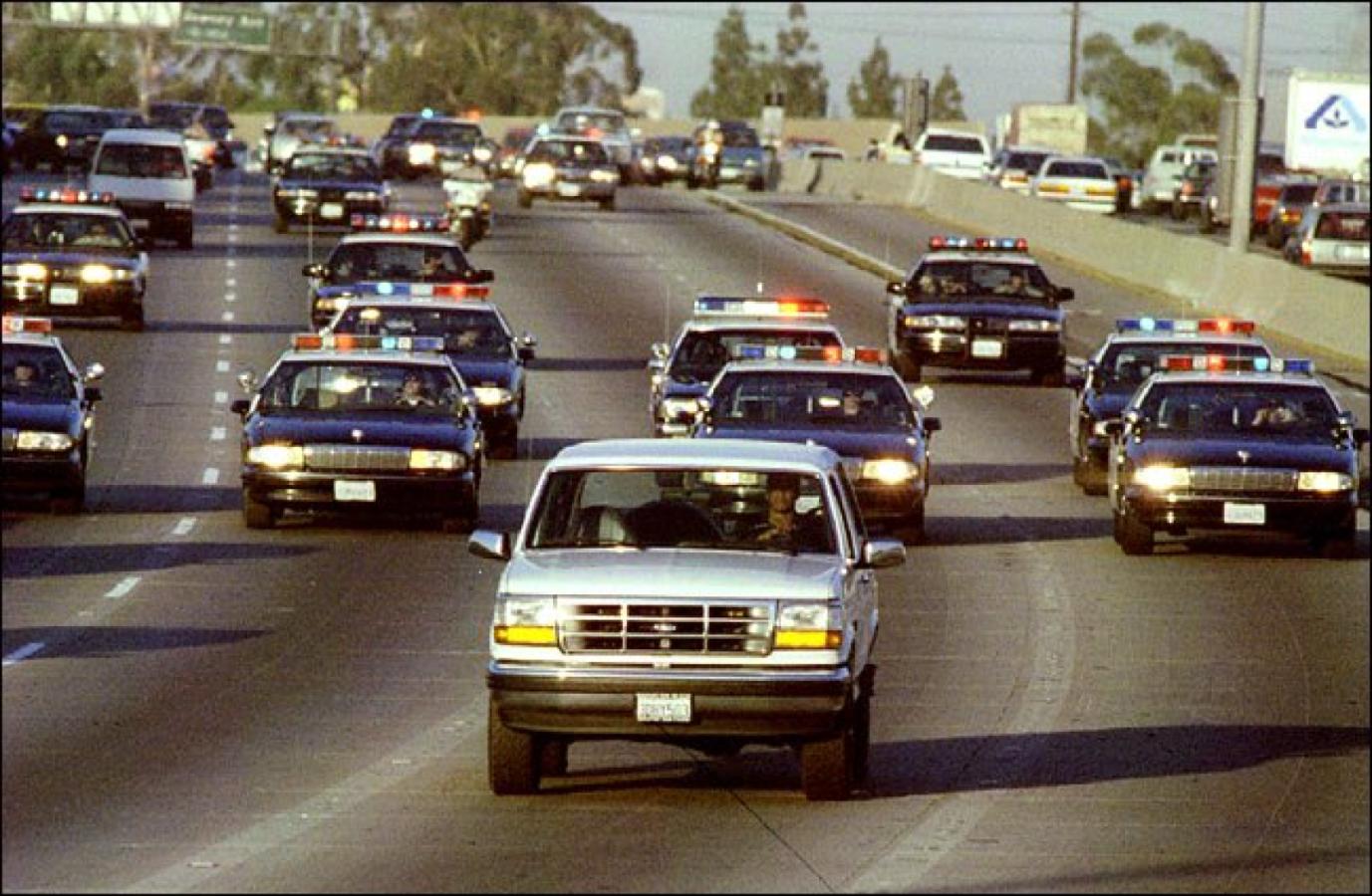 Imagen O.J. Simpson es perseguido por varios patrulleros en una imagen que dio vueltas al mundo en su momento.
