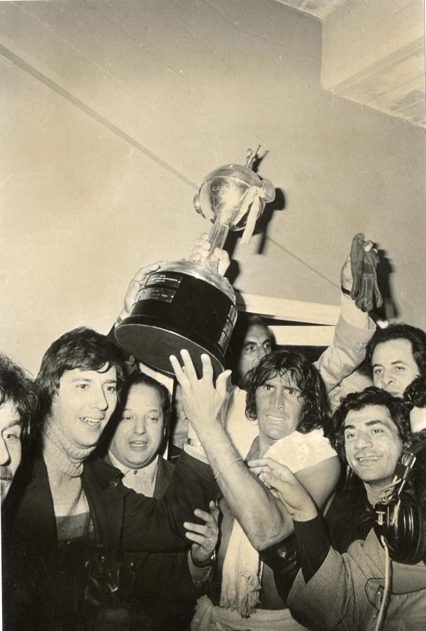 Imagen Hugo Orlando Gatti, con la primera Copa Libertadores de Boca en sus manos.