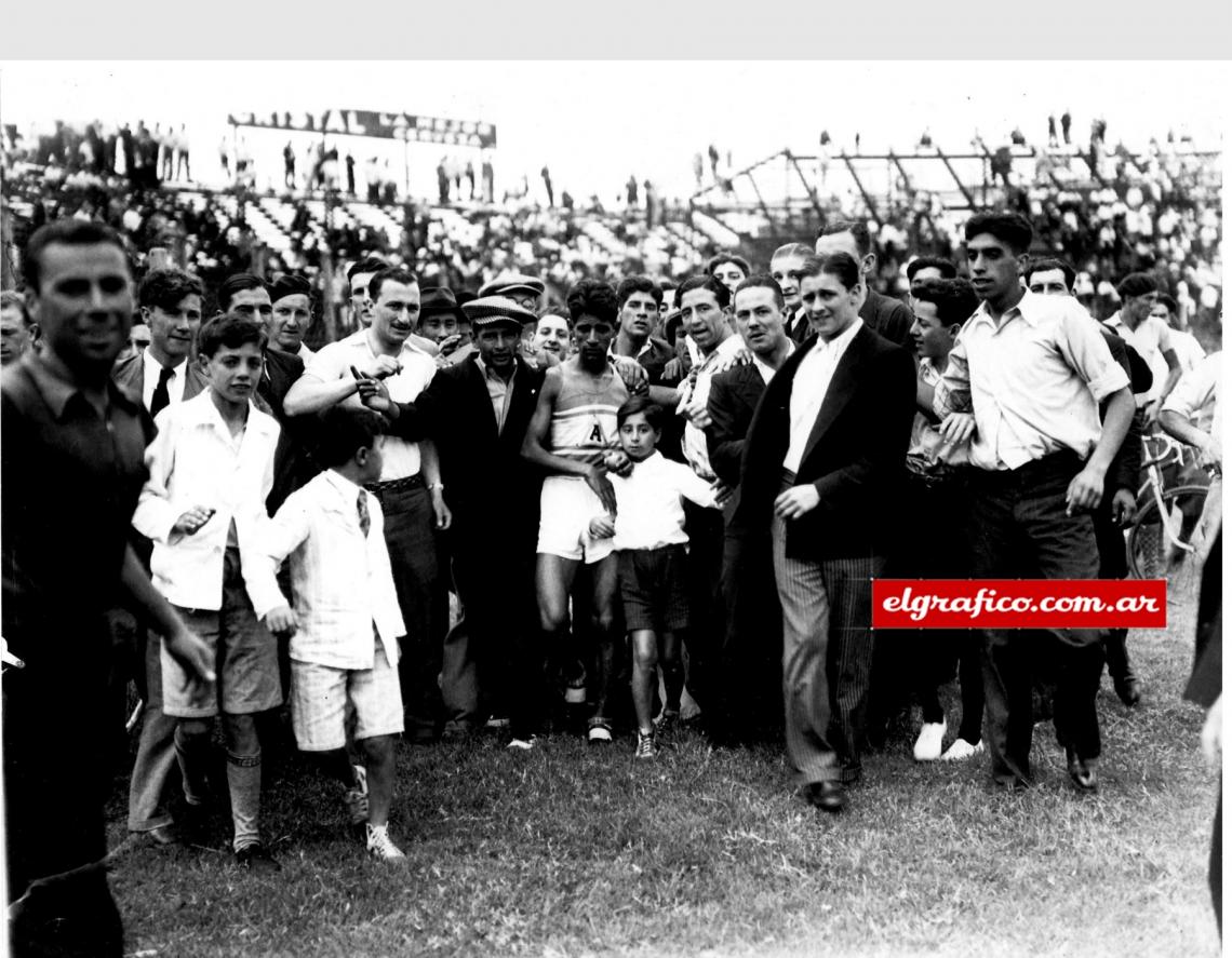 Imagen El ganador, Raúl Ibarra, rodeado por una multitud de espectadores que asistieron al emocionante final de la competición.