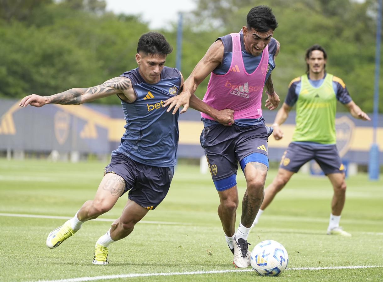 Imagen Cavani observa la jugada durante la práctica del jueves.