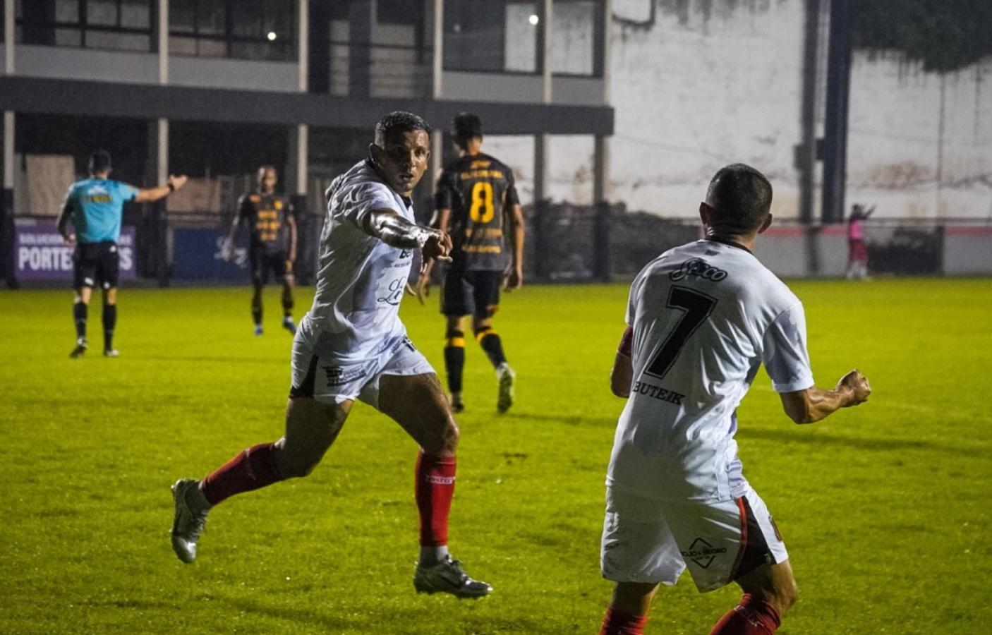 Imagen Vecchio festeja su gol ante Mitre (SdE), el único con la camiseta de Defe.