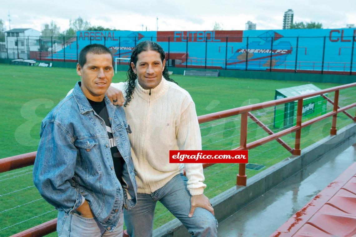 Imagen Caldera y la Chancha, con 34 y 32 años, posan en el renovado Estadio del Viaducto.