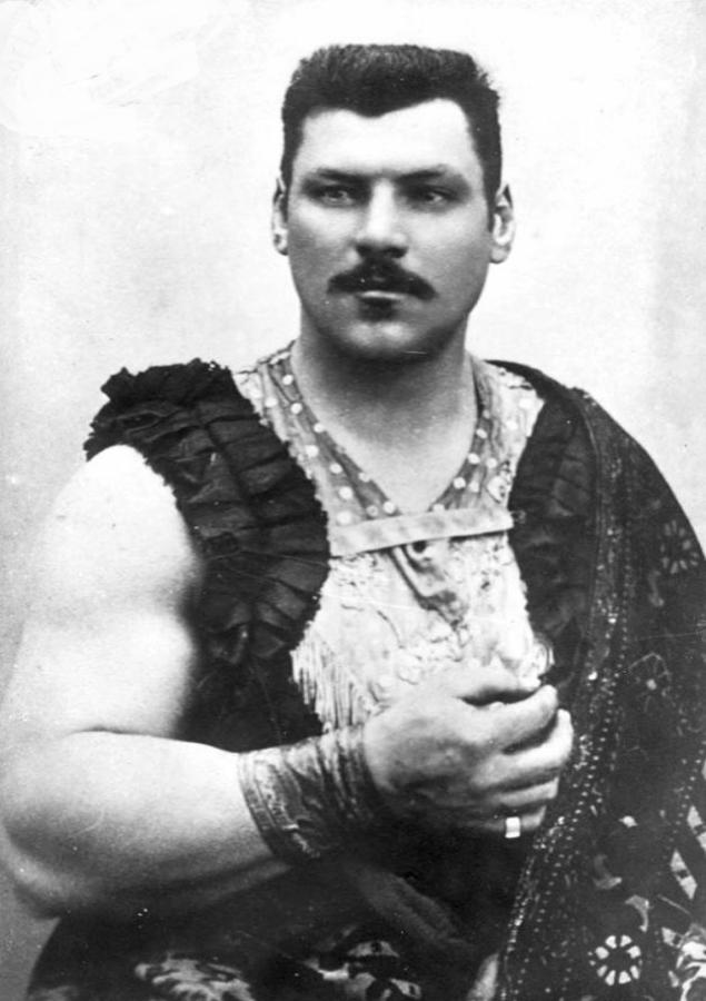 Imagen Fotografía de 1892, cuando Apollon tenía 31 años de edad.
