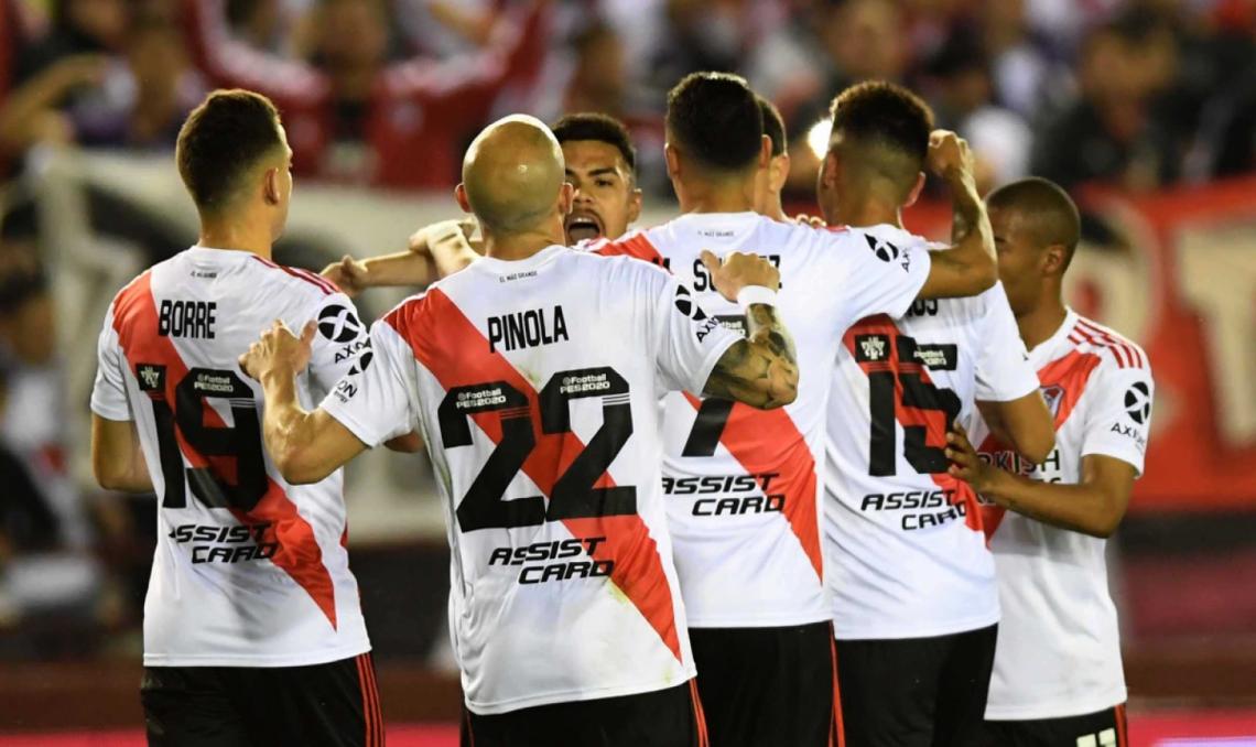 Festejo moderado del gol en contra.