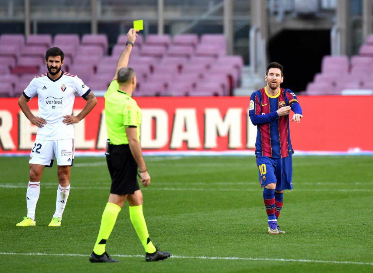 Imagen Messi ya había consumado el homenaje, Mateu Lahoz lo amonesta.