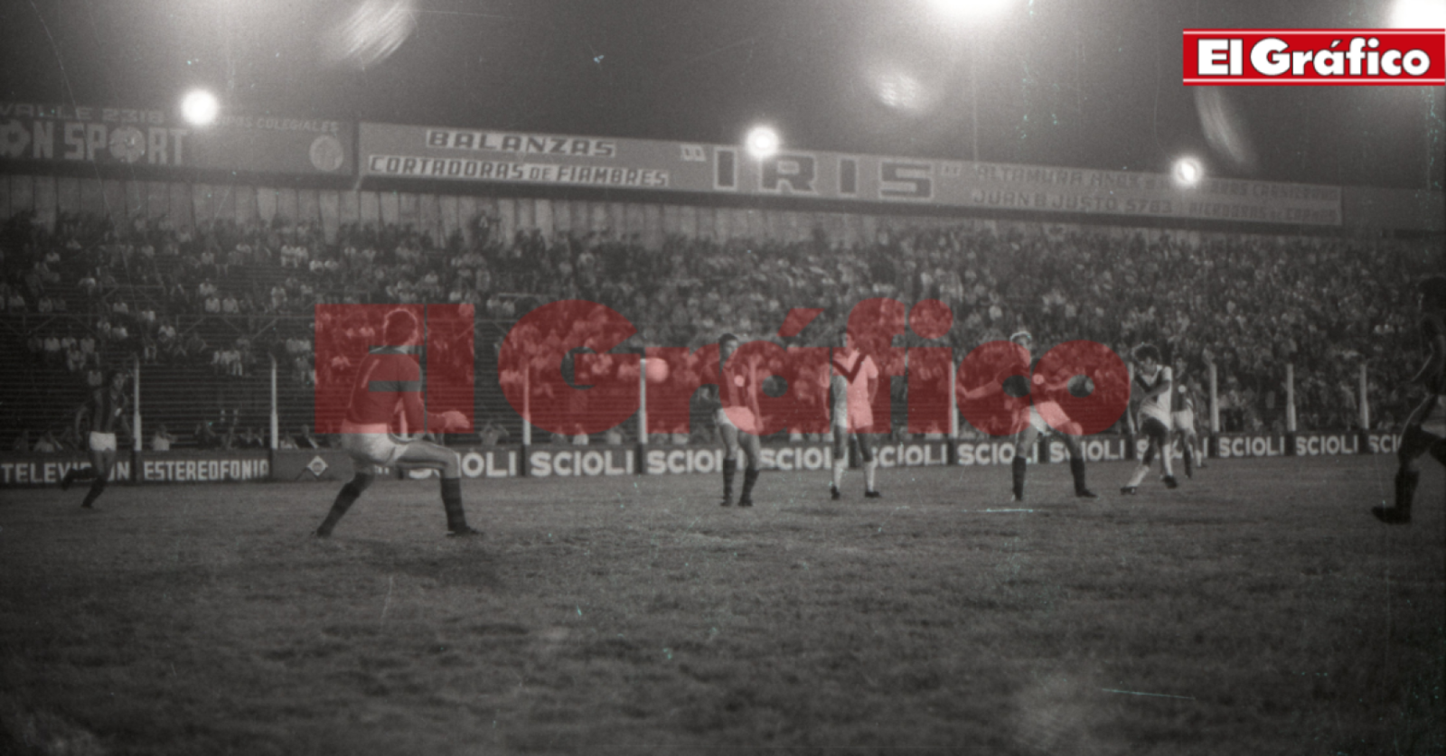 Imagen Gol de Pedro González para San Lorenzo ante Vélez. Año 1971.