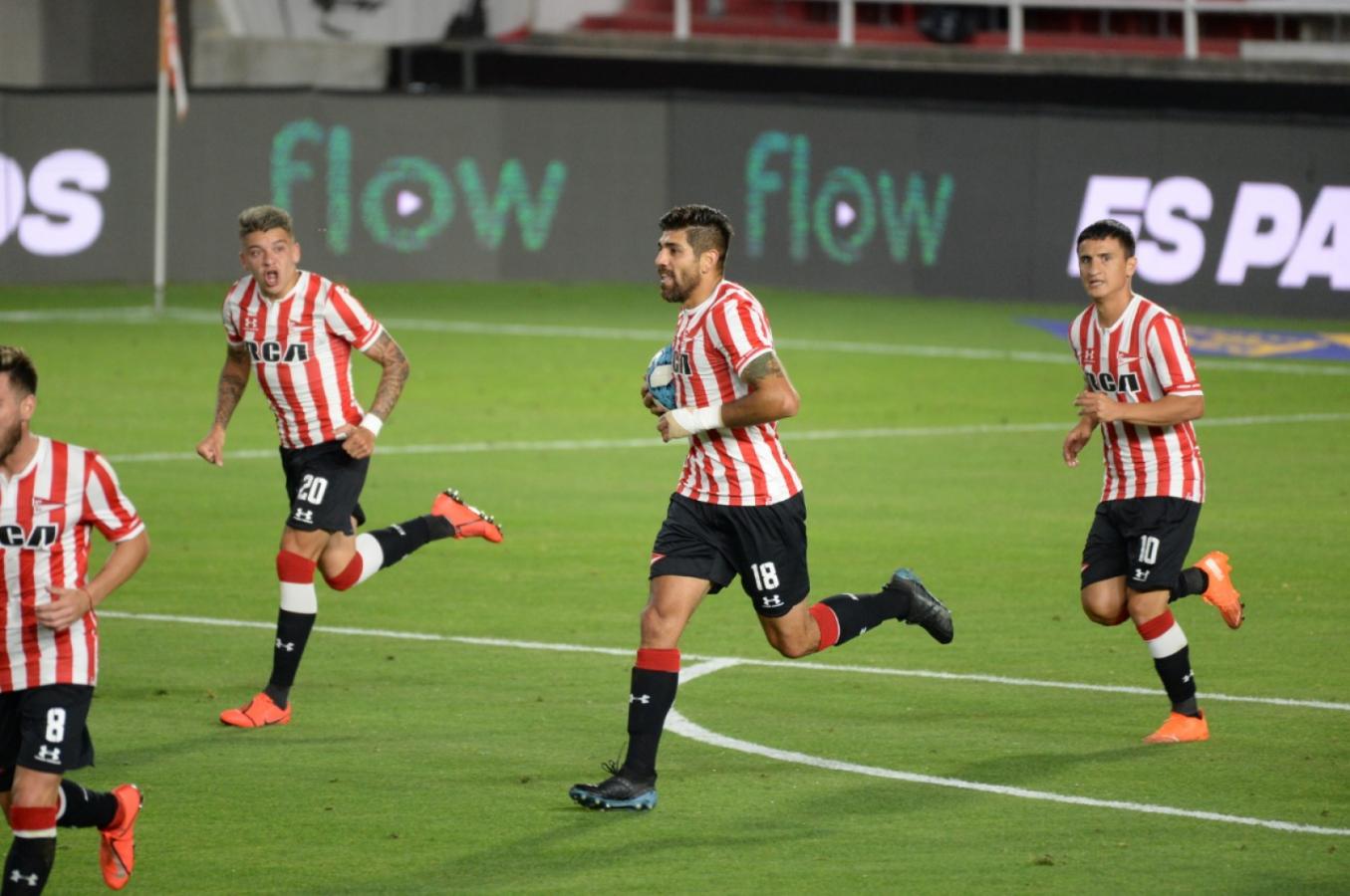 Leandro Díaz acaba de decretar la igualdad y se apura para reanudar el juego.