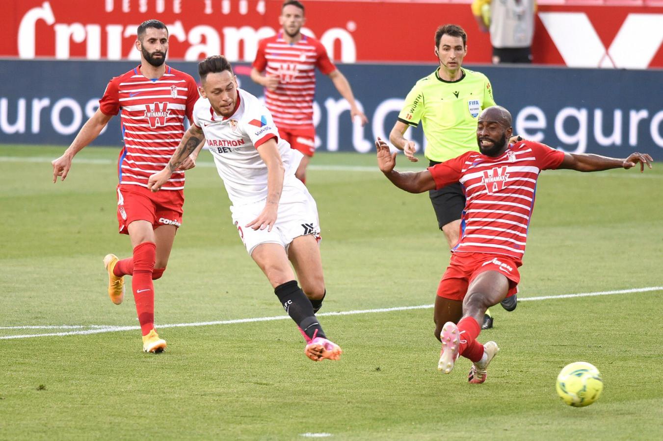 Imagen Lucas Ocampos saca el disparo por bajo con pierna derecha para marcar el segundo de Sevilla.