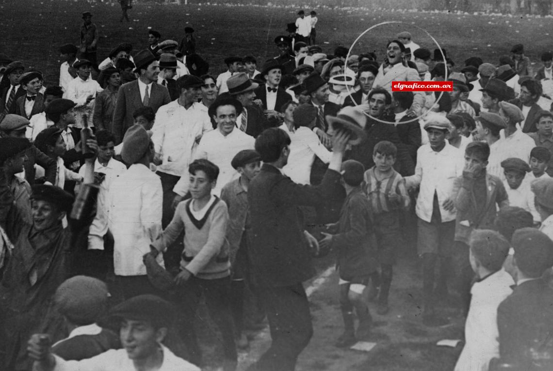Imagen El Torito es llevado en andas por el público en la cancha de San Lorenzo, tras la final del campeonato sudamericano de fútbol de 1929, conquistado por la Selección Argentina