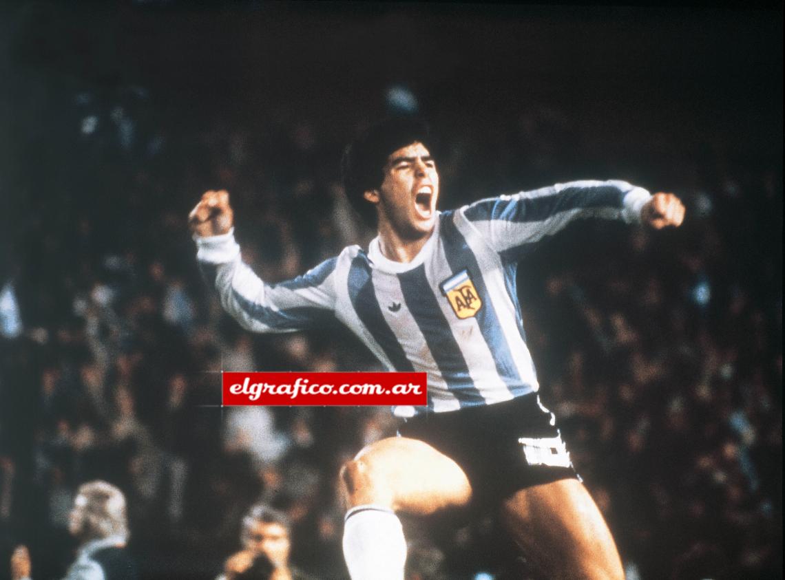 Imagen 1979. Una de las fotos más emblemáticas de Diego, y de Eduardo Forte, el festejo de gol de Maradona frente a Resto del Mundo.
