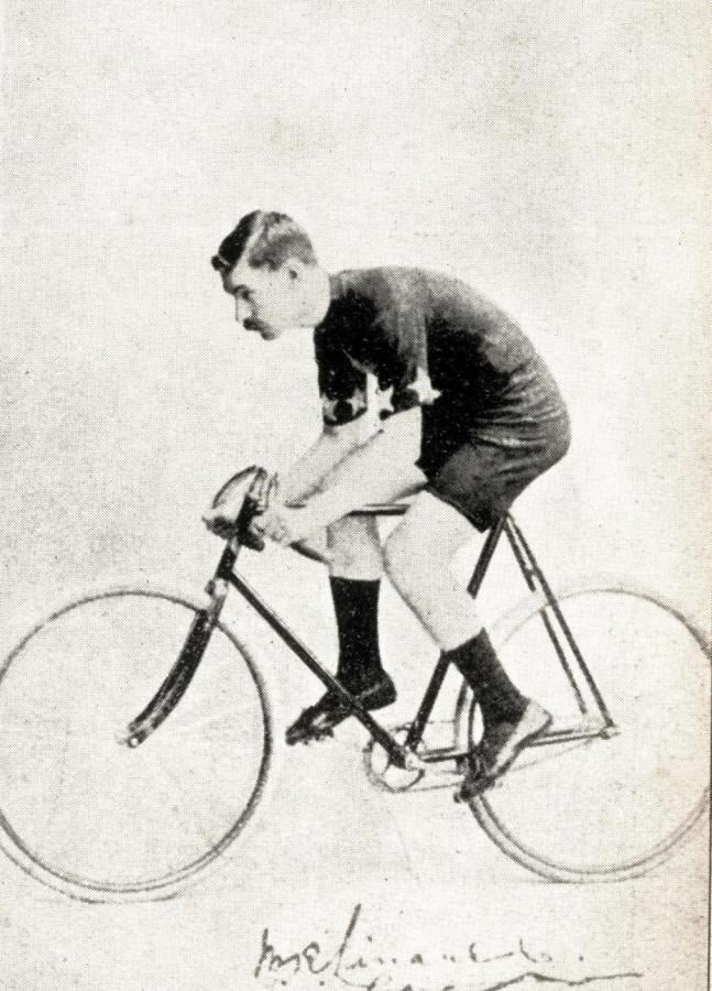 Imagen NACIDO en Gibraltar, Manuel R. Linares corrió con el seudónimo de El Inglés y fue uno de los campeones de resistencia, habiendo actuado también en Montevideo y Rosario. Esta nota que ofrecemos a los ciclistas y aficionados de la época nos fue facilitada por un admirador de El Gráfico, cuyo nombre prefiere quede en el anónimo.