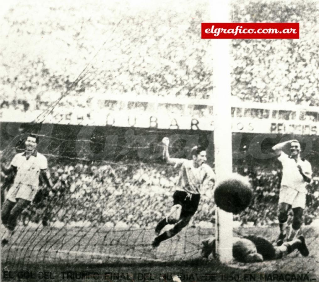 Imagen Alcides Ghiggia convierte el segundo gol uruguayo y enmudece a un país. Fue el gol del triunfo.