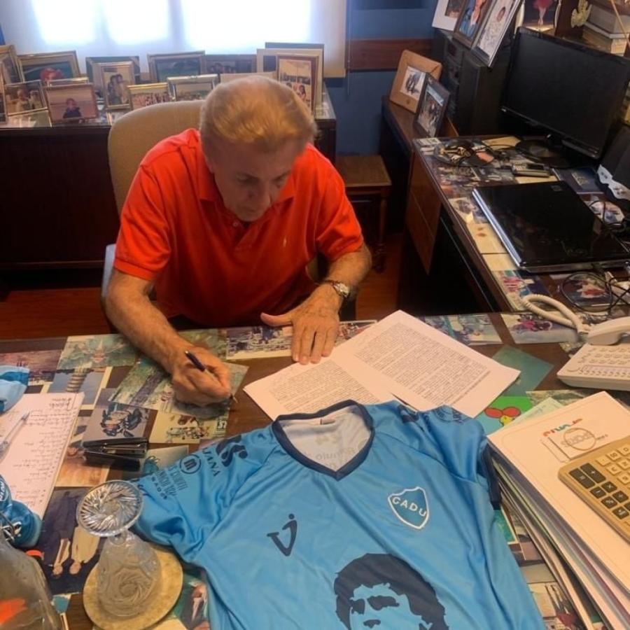 Imagen Mostaza Merlo, en la firma de su contrato (@caduoficialok)