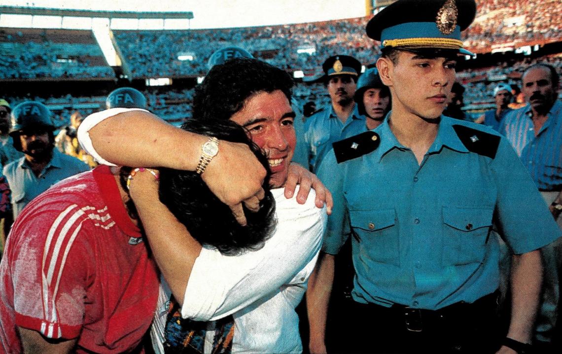 Empate en el Monumental, Diego abaraza al uruguayo Morán.